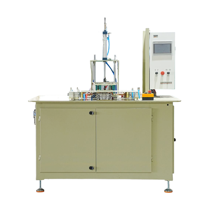 Machine à souder pour châssis de four
