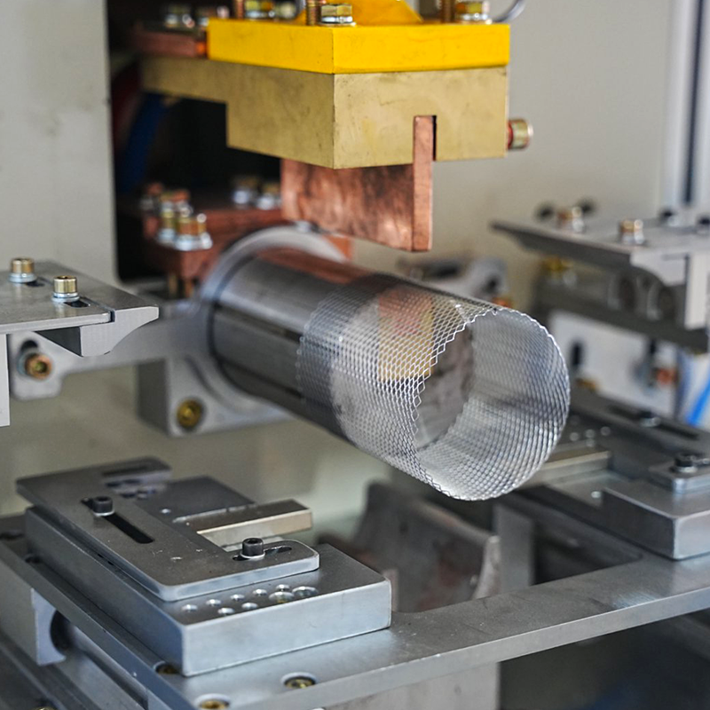 Machine intégrée à rouleaux et à soudures pour porte-stylo