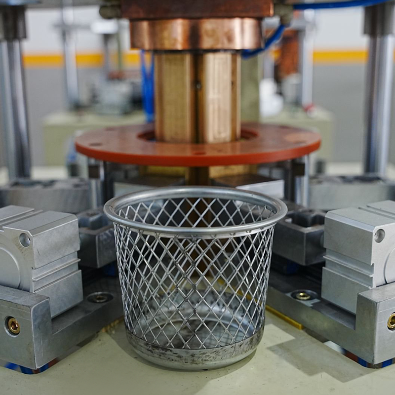 Machine de soudage par points à 6 têtes pour paniers suspendus ronds