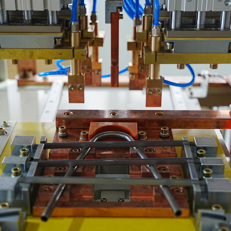 Machine de soudage de supports de plateaux de documents et de rails à fentes