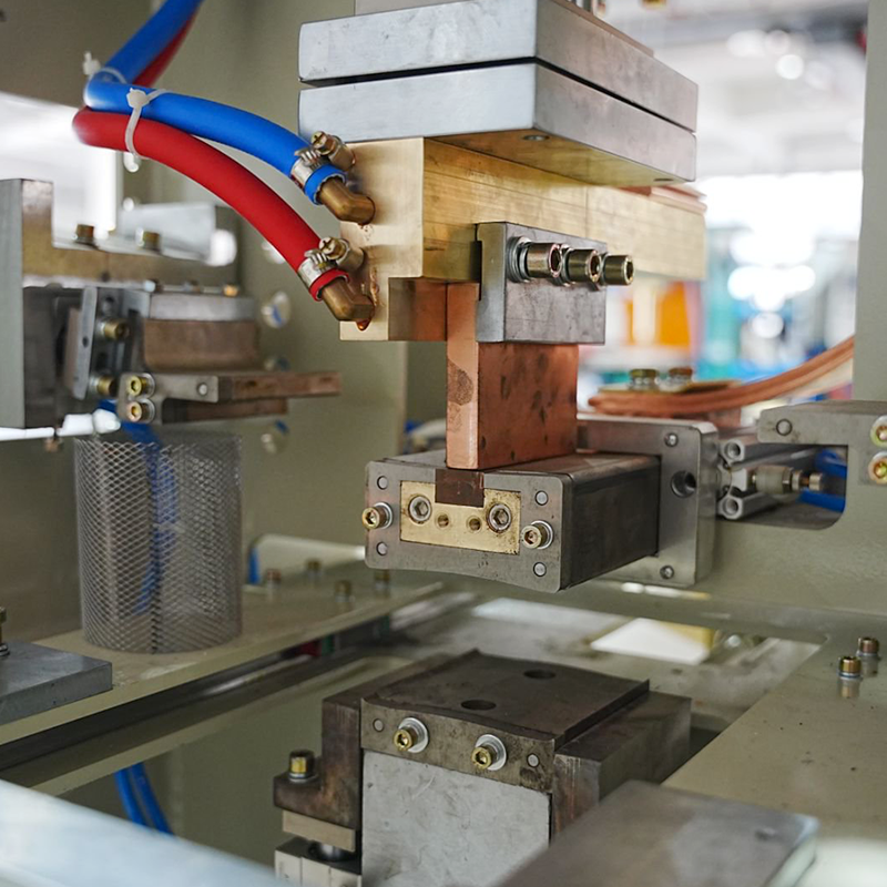 Machine intégrée de formage et de soudage de cadres carrés